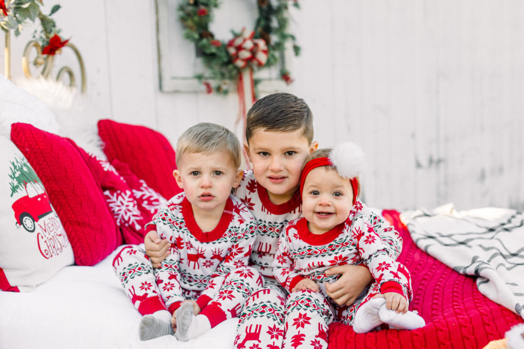 christmas-bed-mini-sessions-family-siblings-winter-belfast-maine